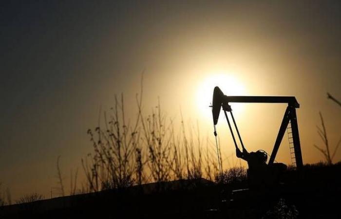 محدث.. أسعار النفط تتراجع 3% عند التسوية في جلسة متقلبة