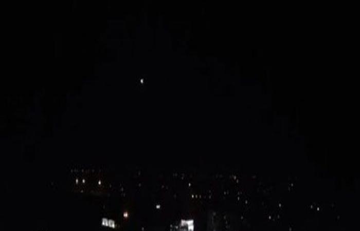 بالفيديو : سماع دوي انفجارات في سماء ريف دمشق ودفاعات الجيش السوري تتصدى