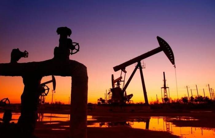 محدث.. النفط يسجل أسوأ أداء أسبوعي منذ 2008 بخسائر 23%