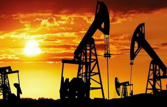 محدث.. النفط يتهاوى 29% في أسبوع مع ضغوط الكورونا