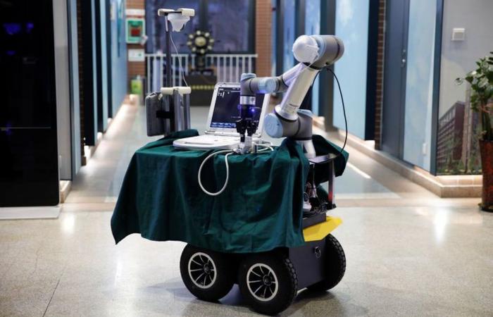 روبوت صيني يساعد في إنقاذ أرواح العاملين الصحيين