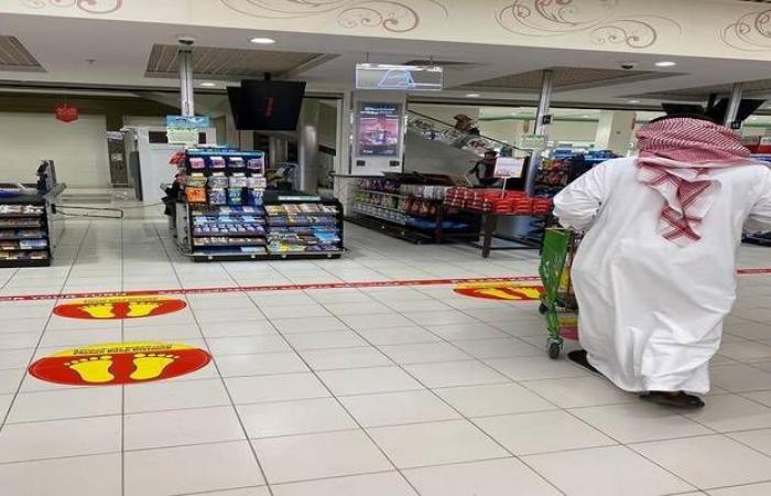 بالصور..السعودية تلزم مراكز التسوق بوضع إشارات تحدد المسافة الصحية