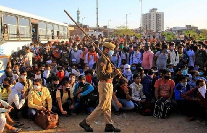 الشرطة الهندية تطلق الغاز المسيل للدموع ضد عمال معارضين للإغلاق