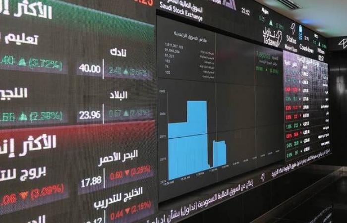 السوق السعودي يعاود خسائره في المستهل بتراجع هامشي