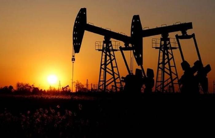 أسعار النفط تتراجع مع احتمالات زيادة حادة بالمخزونات الأمريكية