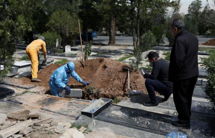 الحشد الشعبي يدفن العشرات من ضحايا كورونا في مقبرة وادي السلام