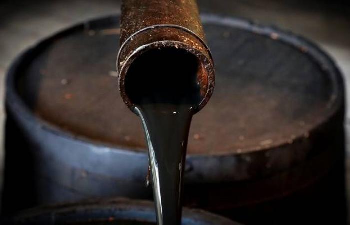 محدث.. النفط يسجل خسائر 7% في الأسبوع الأكثر اضطراباً بتاريخه