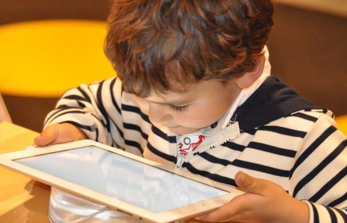 الأمم المتحدة تحذر من خطر زيادة استخدام الأطفال للإنترنت بسبب كورونا