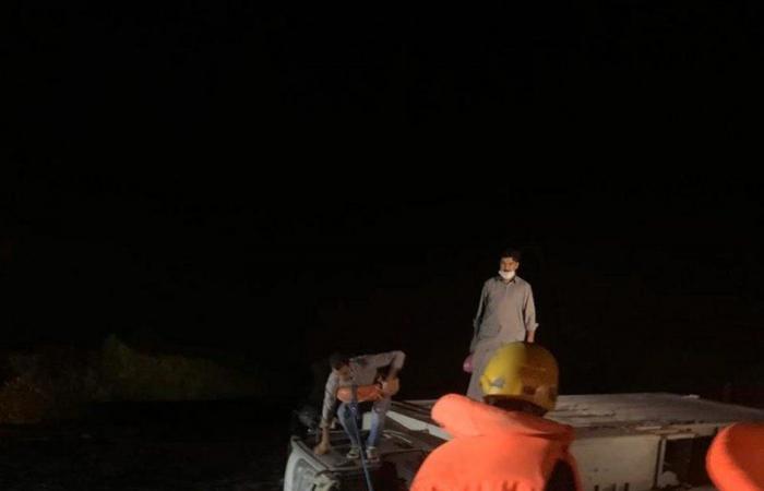 "مدني القنفذة" ينقذ شخصَيْن انقلبت سيارتهما في وادي شسع بـ"خميس حرب"