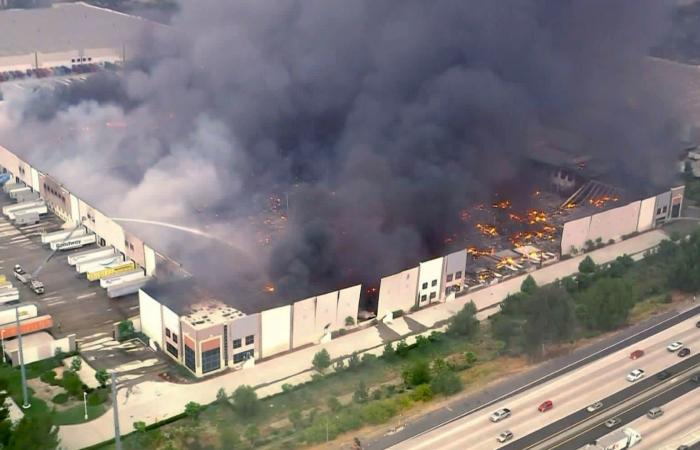 حريق هائل يدمر مستودع أمازون في كاليفورنيا