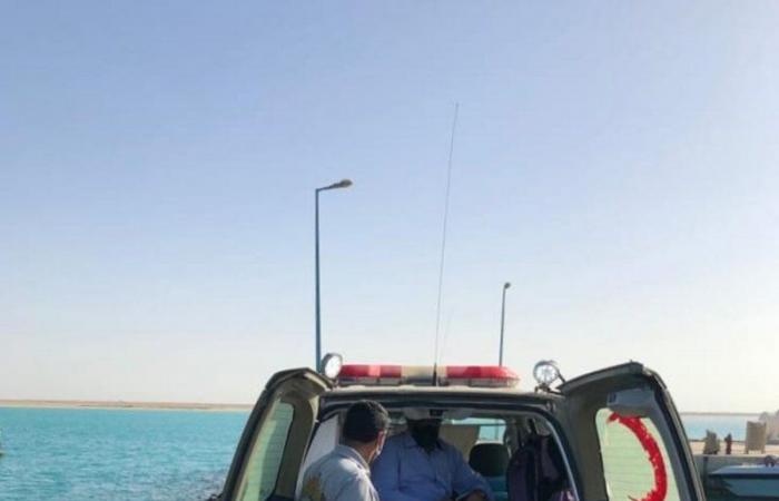 المدينة المنورة.. "حرس الحدود" ينقذ بحارًا يمنيًّا تعرّض لوعكة صحية داخل البحر