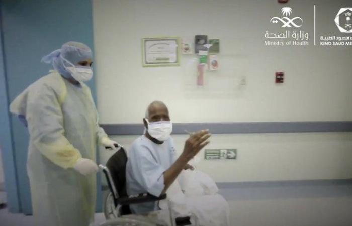 شاهد.. "مدينة سعود الطبية" تحتفل بمغادرة مسن ثمانيني بعد تعافيه من كورونا
