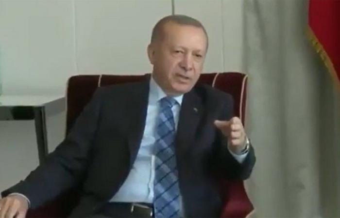 فيديو: "اعتدل في جلستك".. هل تعمد أردوغان إهانة وزير خارجية قطر؟