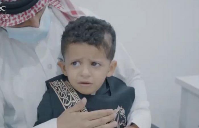 فيديو من الجوف.. طفل يبكي فرحًا لسماع اسمه عقب زراعة قوقعة له