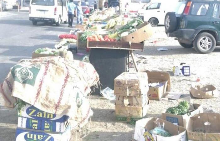 بلدية "عزيزية جدة" تداهم 3 منازل شعبية مهجورة تخزن الخضار والفواكه