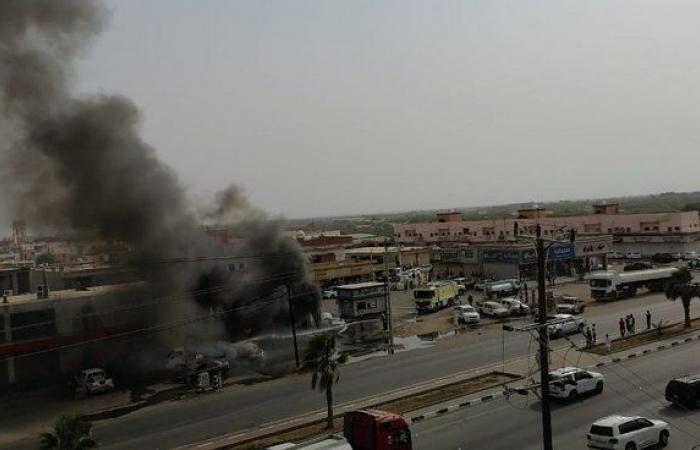 شاهد.. "مدني جازان" يُخمد حريقًا ضخمًا اندلع في محال ومركبات بالشقيق