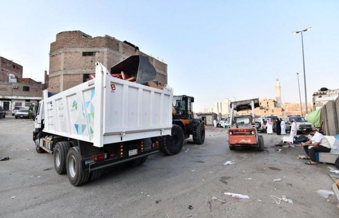 مصادرة وإتلاف 70 عربة خشبية للباعة الجائلين في "حوش بكر" بمكة