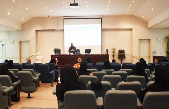 مديرة شؤون الموظفين في شرطة الرياض تقدم محاضرة "التعايش والعودة بحذر"