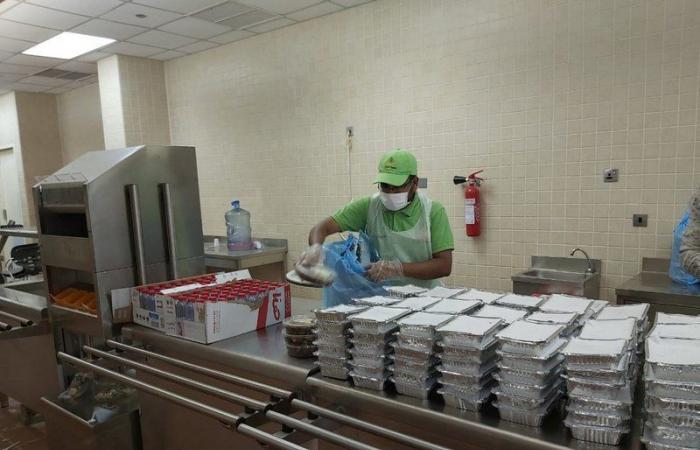 "إكرام مكة" تؤمِّن الغذاء والسقيا لأكثر من 1500 من طلاب منح الوافدين يوميًّا خلال "جائحة كورونا"