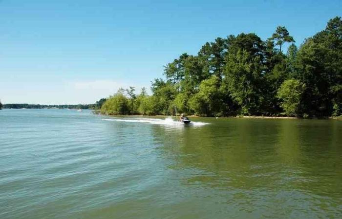بالصور.. بحيرة فرجينيا المذهلة تعود من جديد وتستقبل سياح العالم