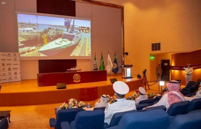 قائد القوات البحرية الملكية السعودية يُعوّم أول "كورفيت" من مشروع السروات
