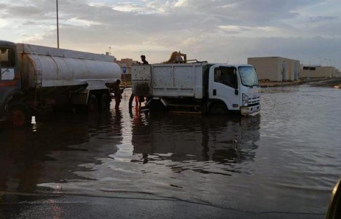"بلدية السهى" تتخلص من آثار الأمطار في شوارع المراكز والقرى