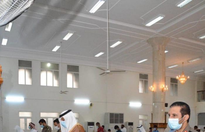 وسط إجراءات احتزازية.. محافظ صامطة يؤدي صلاة العيد بجامع العليا