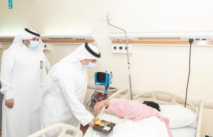 "الشرعان"يعايد المرضى المنومين بمستشفى الأمير متعب بالجوف