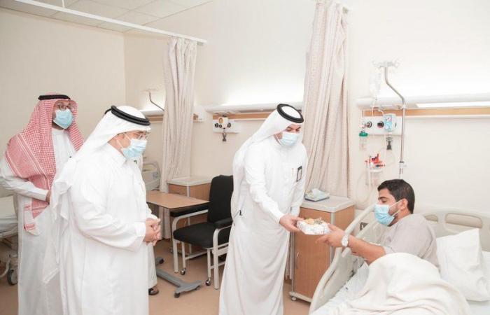 "الشرعان"يعايد المرضى المنومين بمستشفى الأمير متعب بالجوف