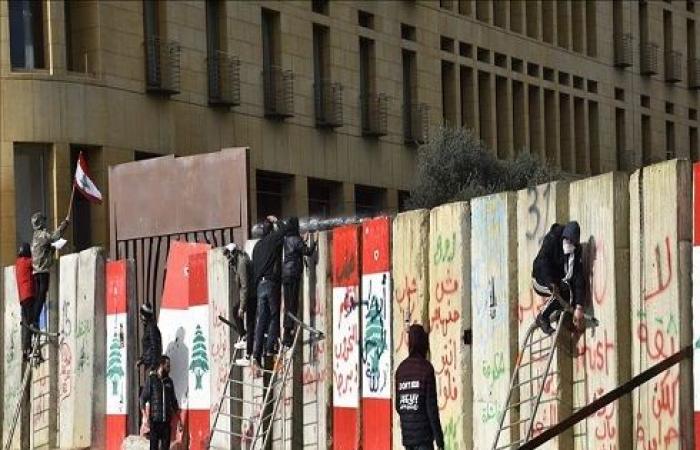 لبنان.. قطع طرقات احتجاجا على انقطاع الكهرباء وأوضاع المعيشة