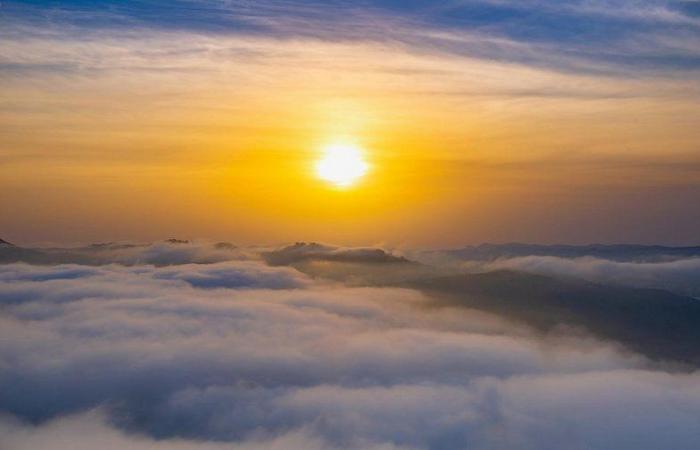 شاهد من قمة جبل رغدان.. لقطات ساحرة يعانق فيها شروق الشمس الضباب