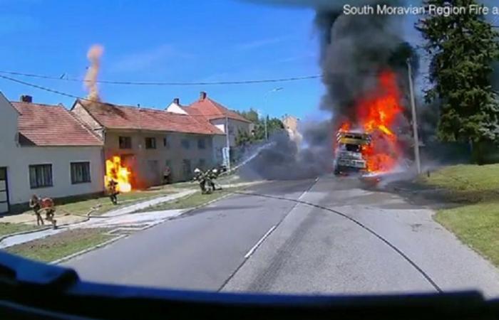 فيديو حريق الرافعة.. ما الذي أصاب رجال الإطفاء بالرعب؟