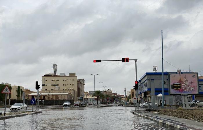 يوم كامل والمياه تواصل إغلاق الشوارع.. شاهد "سبق" ترصد أمطار جازان