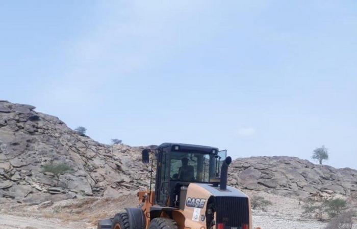 بلدية بارق تُعيد فتح الطرق المتضررة من السيول في المحافظة ومراكزها