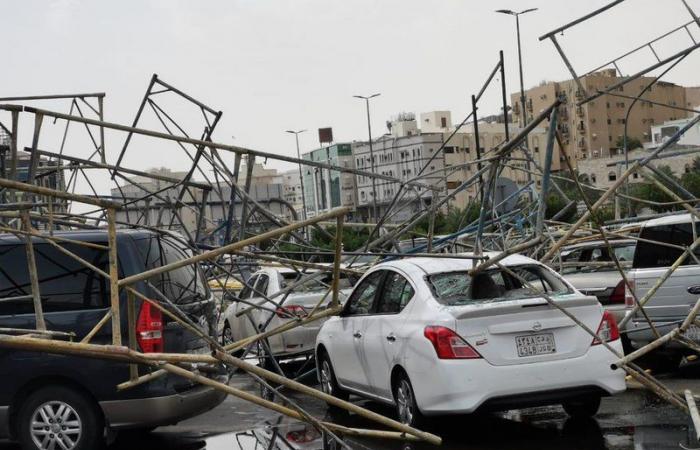 بالصور.. أمطار مكة تسقط سقالات واجهة مركز تجاري وتضرر عدة سيارات