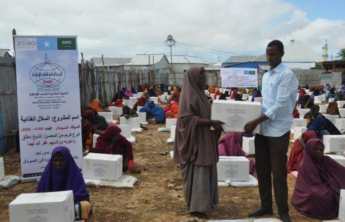 الندوة توزع سلالاً غذائية على 500 أسرة في مناطق نازحي الصومال