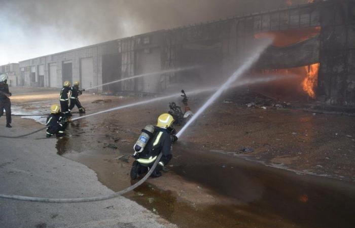 اندلاع حريق في محلات للخيام وبيوت الشعر بحي الجنادرية بالرياض