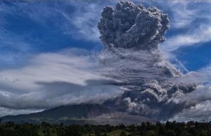 الأسبوع في 7 صور .. خيوط البرق تشكل لوحة في السماء.. وثوران بركان سينابونج