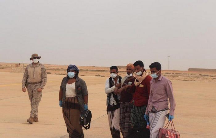 قوات التحالف تواصل تسيير رحلات الإجلاء لليمنيين بين سقطرى والمهرة