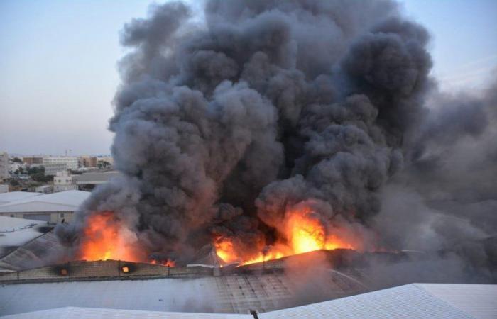 جدة.. الدفاع المدني يكافح حريقًا اندلع في عدة مستودعات