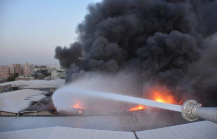 جدة.. الدفاع المدني يكافح حريقًا اندلع في عدة مستودعات