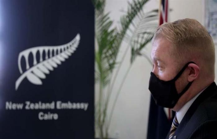 سفير نيوزيلندا يكشف: كيف تصدرت بلده العالم في احتواء كورونا- حوار