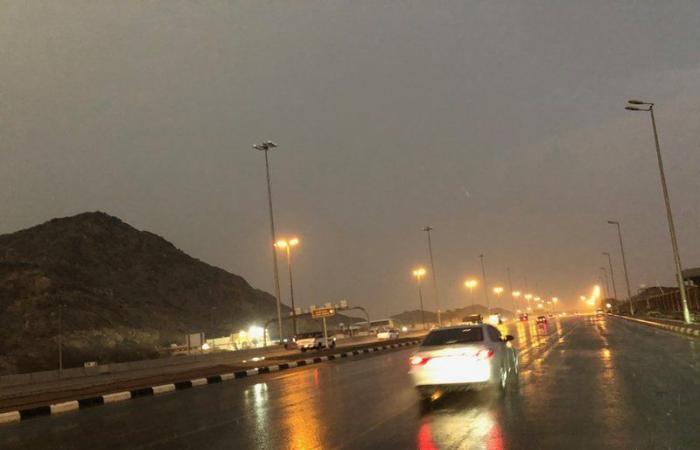 "الأرصاد" تنبّه لهطول أمطار على منطقة مكة المكرّمة