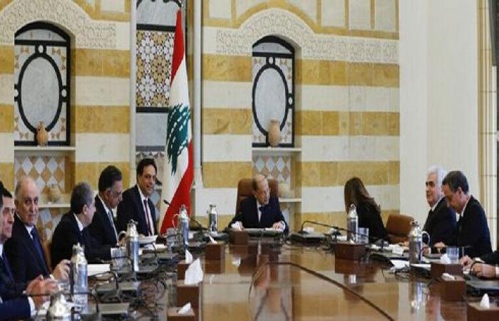 ماكرون يضغط على الساسة اللبنانيين مع قرب انتهاء مهلة تشكيل الحكومة