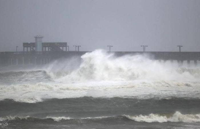 الإعصار "سالي" يهدد بسيول كارثية ودعوات حكومية للفرار