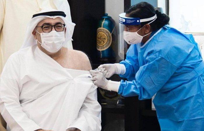 شاهد.. وزير الصحة الإماراتي يتلقى الجرعة الأولى من لقاح "كورونا"