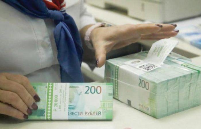 العملة الروسية تهوي لأدنى مستوى منذ 4 أعوام