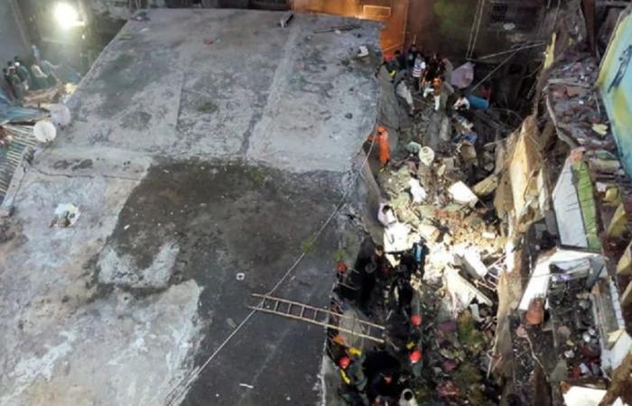 بالفيديو.. انهيار مبنى ومقتل 10 على الأقل في مومباي بالهند