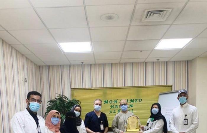 مدينة الملك فهد الطبية تكرم محارب السرطان المعلم "الفيفي"