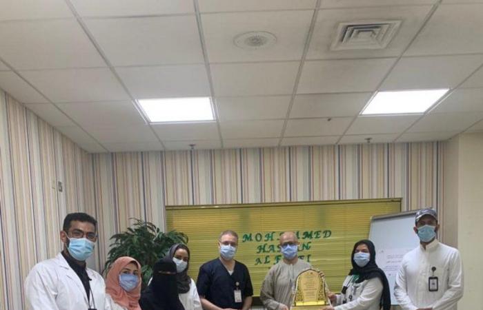 مدينة الملك فهد الطبية تكرم محارب السرطان المعلم "الفيفي"